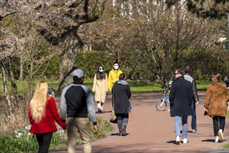 The city garden in the city centre of Essen, Saturday, 04.04.20, people keep to the contact ban,