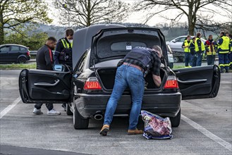 Joint inspection by customs and police, on the A3 motorway towards Cologne, at the Stindertal