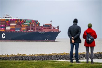 Container freighter UASC AL NASRIYAH, flying the flag of the Marshall Islands, in the Elbe estuary,