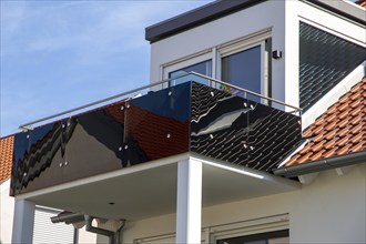 Black balcony railing made of glass and stainless steel