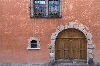 House façade with courtyard gate and barred windows, Kaltern, South Tyrol, Italy, Europe