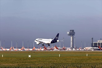 Landing of a Lufthansa Airbus A319 at BER Berlin Brandenburg Airport, Schönefeld, 13 November 2020