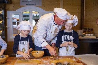 Christmas bakery and show bakery at the Striezelmarkt. In cooperation with the Dresden Stollen