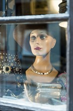 Mannequin, mannequin head, mannequin, shop window, fashion, headdress, jewellery, look, clothes,