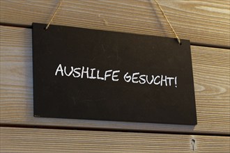 Close-up of a sign with the inscription AUSHILFE GESUCHT (symbolic image)