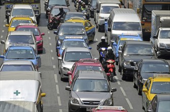 Motorbikes, mopeds and cars in traffic chaos, Ratchadamri Road, road traffic in Bangkok, Thailand,