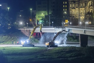 In the early hours of the morning, a section of the Carola Bridge collapsed for unknown reasons.