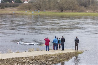 Recently, an inadequately secured car sank in the flood waters of the Elbe and was only located