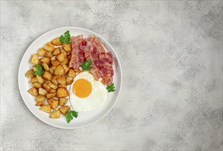 Polish breakfast, fried potatoes, with egg and bacon, homemade, no people, breakfast