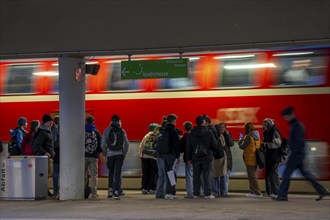 Cologne-Deutz railway station, platform for local trains, S-Bahn, regional trains, Cologne, North