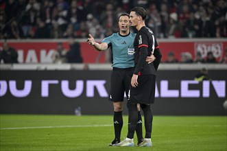 Referee Felix Zwayer in discussion with Robin Koch Eintracht Frankfurt SGE (04) MHPArena, MHP Arena