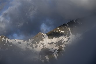 Cloudy, atmospheric mountain landscape with snow-covered mountain peaks, Berliner Höhenweg,