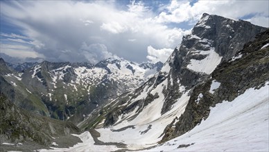 View from the Nördliche Mörchnerscharte with summit Kleiner Mörchner, behind mountain peak Greizer