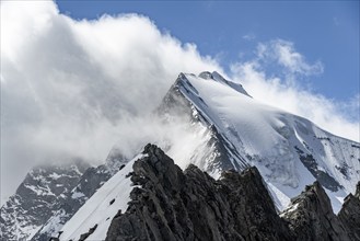 Rocky mountain ridge and glaciated mountain peak Großer Möseler, glacier Furtschaglkees, Berliner