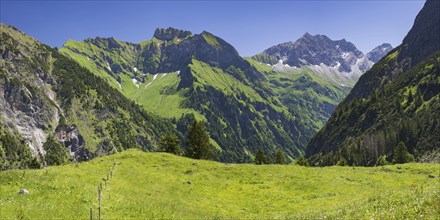 Schneck, 2268m, Himmelhorn, 2111m, with the Rädlergrat, Daumengruppe and Großer Wilder, 2379m,