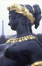 Fontaine des Mers von Jacques Hittorff auf dem Place de la Concorde, dahinter der Eiffelturm,