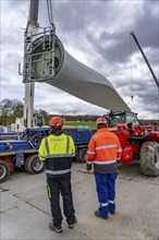 Preparation for the transport of a 68 metre long blade, a wind turbine, with a self-propelled