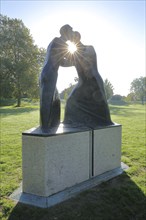 Sculpture Encounter by Josef Fromm 1994, backlight, sunbeams, two, contact, together, embrace,