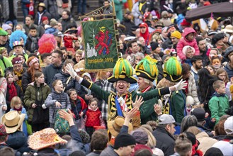 Rose Monday parade in Düsseldorf, groups of carnival societies and other participants in the street