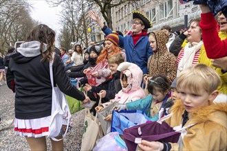 Rose Monday parade in Düsseldorf, spectators, especially children, collecting carnival sweets, at