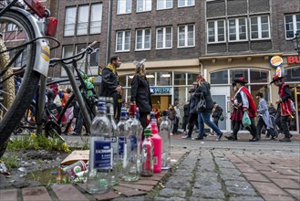 Rose Monday parade in Düsseldorf, alcohol consumption, drinking of high-proof spirits, North