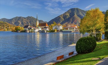 Malerwinkel view with waterfront of the village, parish church St. Laurentius and Wallberg 1722m in