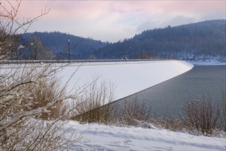 Dam on the Hennesee, Hennetalsperre, winter landscape, Sauerland-Rothaargebirge Nature Park,