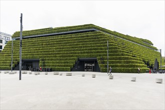 Kö-Bogen II office and commercial building, façade planted with hornbeam hedges, architect