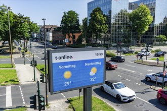 Digital billboard, by Ströer, at the crossroads, Martinstraße, Alfredstraße, B224, in Essen,