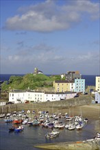 Small boats lying on a sandy beach, colourful houses, Tenby, Pembrokeshire, Wales, Great Britain