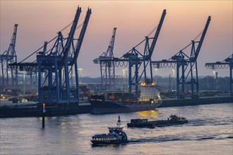 Port of Hamburg, HHLA Container Terminal Burchardkai, Athabaskakai, on the Elbe, container feeder