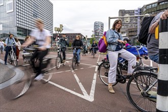 Central cycle path on the Vredenburgviaduct, at the Hoog Catharijne shopping centre, behind Utrecht