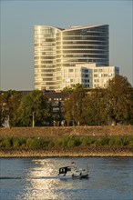 Skyline of Düsseldorf on the Rhine, B1, Bennigsen Platz 1 building, behind the Sky Office office