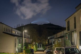 Rungenberg slag heap in the Buer district, Night Sign light installation, Schüngelberg housing