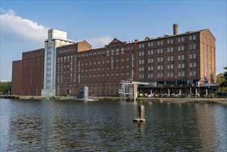 The inner harbour, in Duisburg, Küppersmühle building, MKM Museum Küppersmühle for Modern Art, new