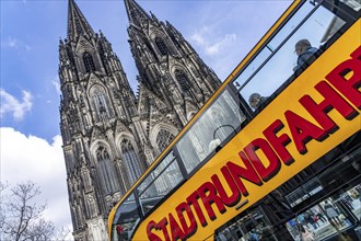 Domplatte, Cologne Cathedral, double-decker bus for city tours, Cologne North Rhine-Westphalia,