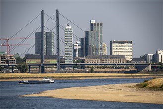 Rhine at Düsseldorf, extremely low water, Rhine level at 47 cm, falling, barge in front of the