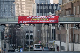 Large banner calls on people to stay at home, demands solidarity, Alfredstraße, B224, effects of