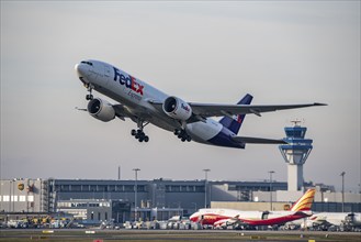 Cargo aircraft, at Cologne-Bonn Airport, Boeing 777-FS2 from FedEx, on take-off CGN, Cologne, North