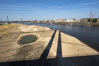 Rhine at Düsseldorf, extremely low water, Rhine level at 81 cm, tendency falling, after a long