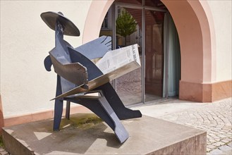 Public artwork, sculpture Zeitungsleser by Frieder Haser in Haslach im Kinzigtal, Black Forest,