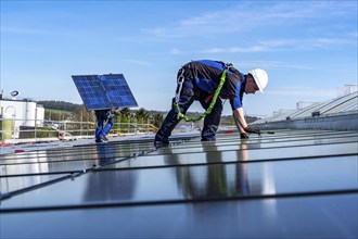 Installation of solar modules on the roof of a commercial enterprise, over 400 photovoltaic modules