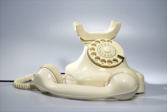 Altes weißes Telefon mit Wählscheibe