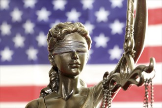 Symbolic image: Justitia in front of a USA flag