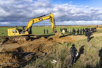 Start of the eviction of the hamlet Lützerath at the lignite mine Garzweiler 2, activists try to