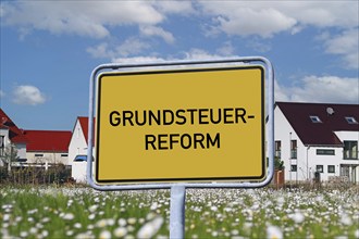 Symbolic image of property tax reform: Town sign with the inscription GRUNDSTEUERREFORM in front of