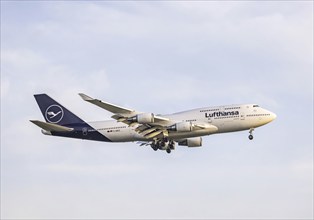 Aircraft on approach, Lufthansa Boeing 747-400, Fraport, Frankfurt am Main, Hesse, Germany, Europe