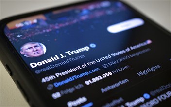 Twitter profile of presidential candidate and 45th President of the USA Donald Trump on smartphone