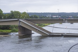 In the early hours of the morning, a section of the Carola Bridge collapsed for unknown reasons.