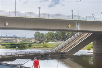 In the early hours of the morning, a section of the Carola Bridge collapsed for unknown reasons.